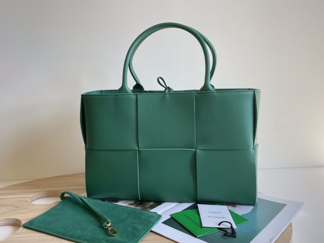 Medium Arco Intreccio Leather Tote Bag Dark Green